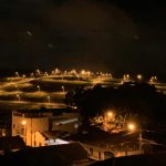 Foto noturna das casas e lotes do Residencial Santo Antônio localizado no município São Tiago no estado de Minas Gerais