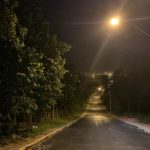 Foto noturna da rua no Residencial Santo Antônio localizado no município São Tiago no estado de Minas Gerais.