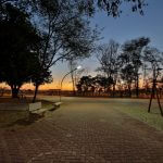 Foto do anoitecer no playgroundo do do empreendimento Melucci