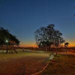 Foto da praça do empreendimento Melluci a noite.