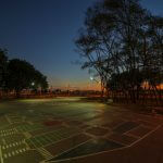 Desenho de pista no chão do espaço de lazer do Melucci.