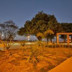 Foto mostrando a iluminação noturna das áreas de lazer do Melluci, em Itápolis no estado de São Paulo.