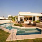 Piscina do empreendimento Morada da Serra localizado no município Cruzeiro em São Paulo.